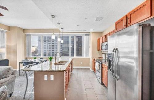 LAKE VIEW Sky-Suite in the Heart of Downtown! - Photo 12