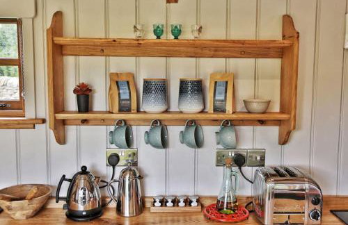 FLORA Luxury Retreat, Private Garden, Views & Hot Tub - Photo 7