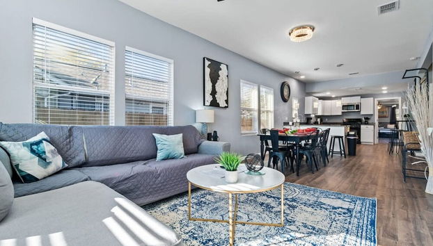 Step Into Comfort in This 3BR 2BA Downtown Retreat - Foto 5, Habitación