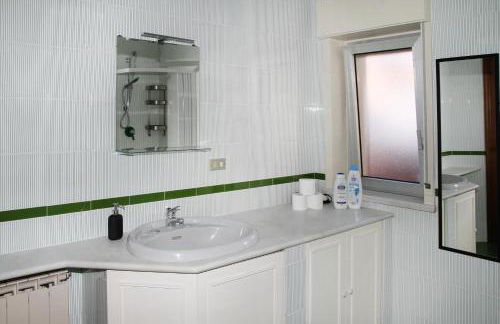 Attico vista mare con terrazza e spa riscaldata - Foto 24