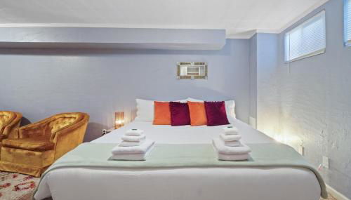 Vibrant and spacious 3 level home by park - Photo 3