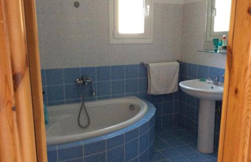 Lovely family villa with stunning sea views - Photo 31