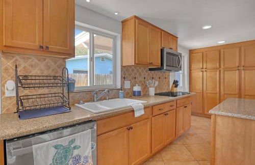 Vibrant Coastal Cottage with Pool - Foto 17