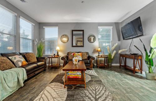 Entire Private Home with 5 Bedrooms 4 Bathrooms 3000 Sq ft Villa, Pool, Hot Tub, Nature, Garage, Winery, Available Now - Foto 15