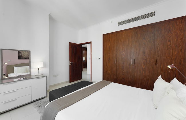 Maison Privee - Exclusive Apt w/ Direct Burj Khalifa Views - Photo 18