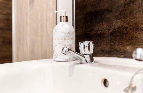 DiscountsContractorsWIFIFree ParkingSmart TV - Foto 16