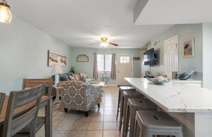 Beach access close to Walmart, Bowling,skating and Game room - Photo 15