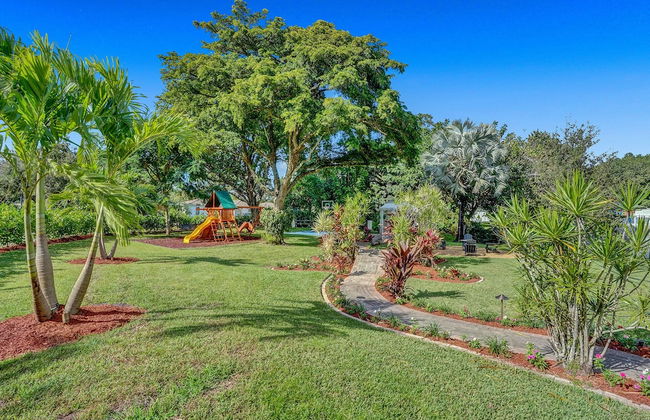 8BR Gem With Pool, Lake View & Tons of Amenities! - Foto 57