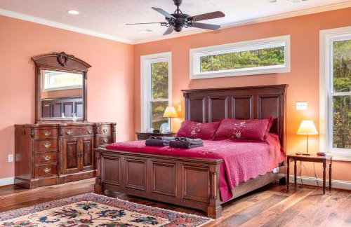 Riverbend Lodge Spacious Riverfront Home with Hot Tub Pool & Mountain view - Foto 40