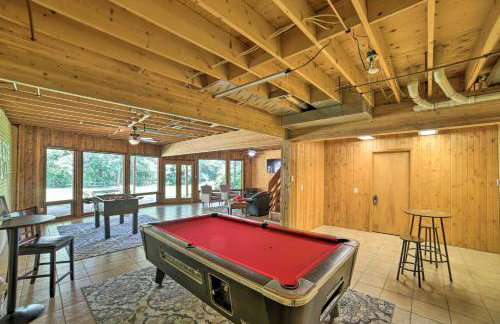 Grand Escape w/ Deck, Game Room, Nature View! - Foto 9