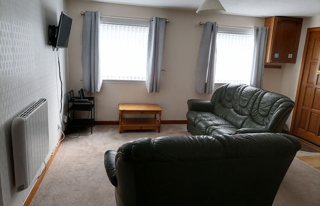 Impeccable 2-bed Flat in Wick - Photo 28