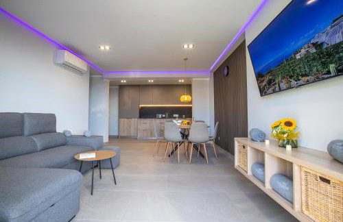 Apartamento de Lujo con Jacuzzi Privado, Piscina y Vistas al Mar - Foto 49