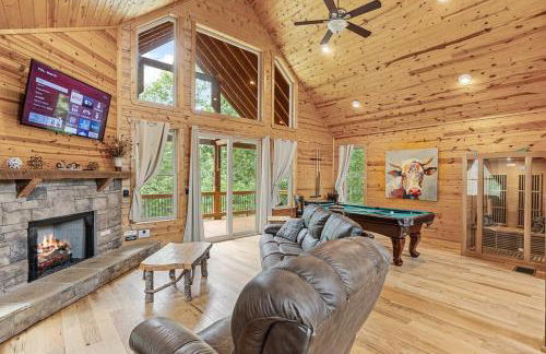 Romantic Cabin w Rain Shower & Spa Tub - Photo 9