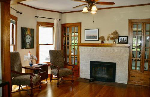 Historic Home with Outdoor Hot Tub Near Downtown in Public Transportation Hub - Photo 5