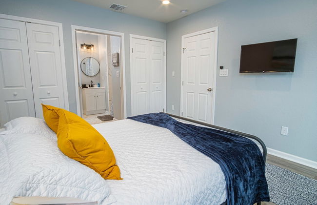 Escape to 4br/3ba Brand New Downtown Home - Foto 11