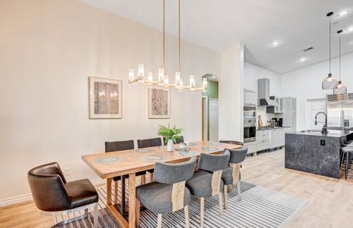 Luxury 6 BR Home Large Pool & Spa with Grassy Yard - Photo 24