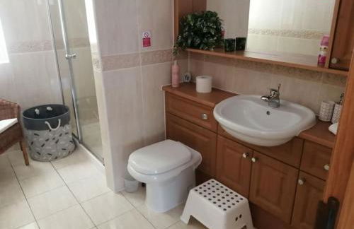 WATERSIDE 3 BED COTTAGE, HOT TUB, SAUNA, PVT BEACH - Foto 41