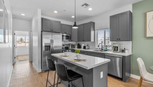 Stylish Phoenix Suite by Zenia Stays - Central & Cozy Escape - Foto 3