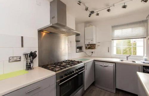 Peaceful Home from Home - Spacious 3 Bedroom House Accommodating 7 - Ideal for Families and Workers - Foto 4