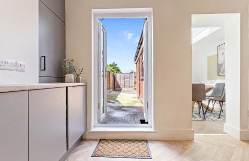 Stylish House - Sleeps 7 - Free Parking, Fast WiFi and Smart TV - Contractors, Groups and Long Stays Welcome by Yoko Property - Foto 23