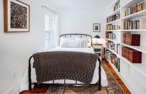 The Swiss Hill Farmhouse - 5 Bedrooms w Hot Tub - Foto 33