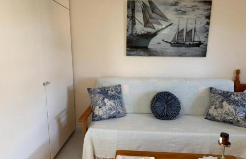 Benalbeach Beauty- Sunny studio with ocean views, balcony, and windows in every room - Foto 5