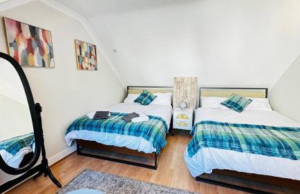 Inviting 2 Bed Guest House steps away from Ascot Racecourse 3 mins drive, 5 mins to Legoland, 12 mins to Windsor Castle Perfect for families & racegoers alike - Foto 28