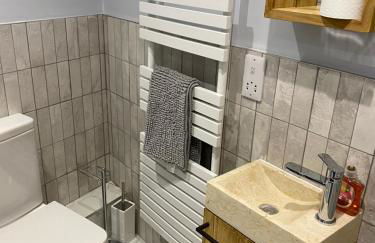 Ridley's Place modern one-bedroom seaside apartment - Photo 14