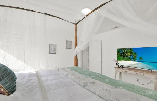 The Perfumers House Hot Tub Near St Pete Beach - Photo 6