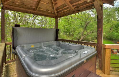 Bear Naked Hideaway - Relax in the hot tub with sounds from the nearby creek - Foto 1