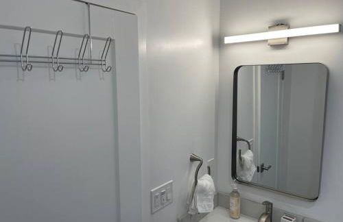 Adorable 2BR-2BA House with EV & Free Parking and Family Friendly in Los Angeles - Photo 50