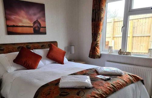 2 Bed Cabin - Sleeps 4 - Pets - 5 min to Beach - Foto 7