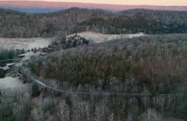 Rustic Barn Retreat w Hot Tub Game Room & FirePit - Foto 31