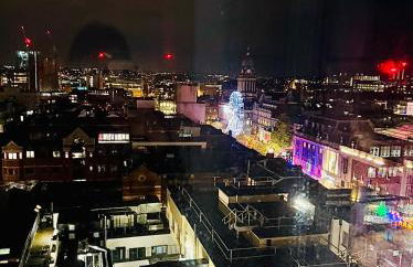 Award Winner of 2026 &2025 traveller & Best guest rated apartment, two bedroom, #1 Leeds city centres most central location, Great 180 degree views,balcony , PARKING onsite, Netflix & WiFi - Foto 66