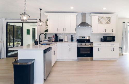 New 6min to 3 Sister Springs, Spacious, Fun with Game Room - Foto 18