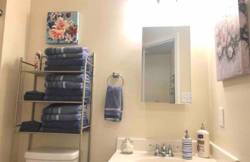 * Radiant Retreat * King Bed * Long Term Stays * - Foto 7