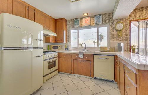 Stunning MCM Escape with Mtn Views in San Bernardino - Foto 10