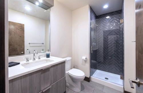 Walkable Downtown Loft with King Bed & Self Check in - Foto 14