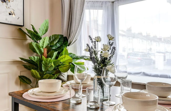 Beautiful 4 Bed House, 3 Minutes to Sea, Sleeps 8 - Foto 26