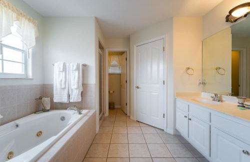 Budget Friendly Pool Home in Quiet Gated Community - Foto 21