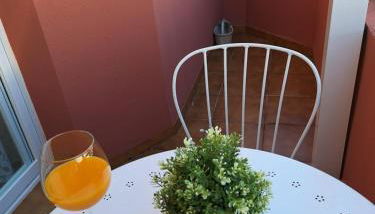 Ático fresco y luminoso con aparcamiento privado - Foto 2