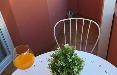 Ático fresco y luminoso con aparcamiento privado - Foto 2