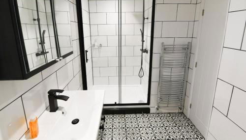 Modern Home in Royston, Free Off-Street Parking, Perfect for Families, Contractors & Work - Foto 4, Shower