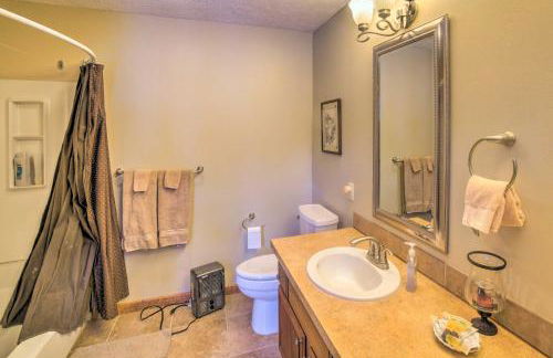 Expansive Angel Fire Home with Indoor Hot Tub! - Foto 13