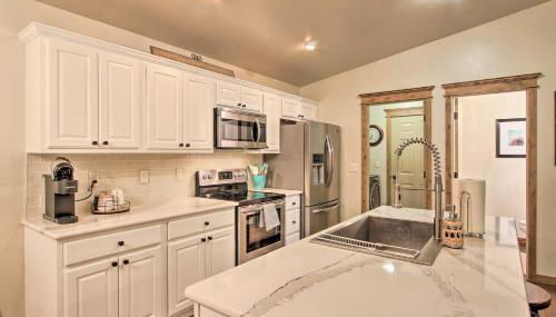 Townhome with Private Hot Tub, 8 Mi to Downtown - Foto 2