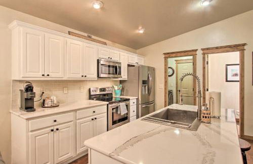 Townhome with Private Hot Tub, 8 Mi to Downtown - Foto 2