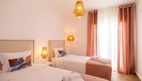 Luxuosa Villa com Piscina, Garagem e Vista Mar - Foto 5