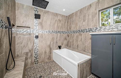 Sprawling Home w/ Rooftop Spot - Foto 28