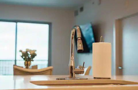 High-Rise Apartment with Panoramic Skyline Views - Foto 9