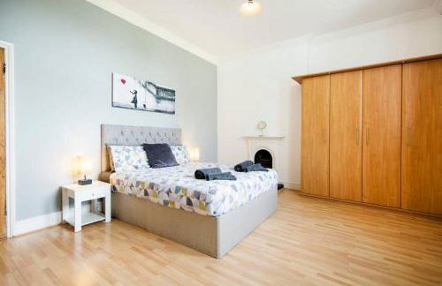 Clifton Spacious 3 Bed Apt & Parking - Simplycheckin - Foto 6